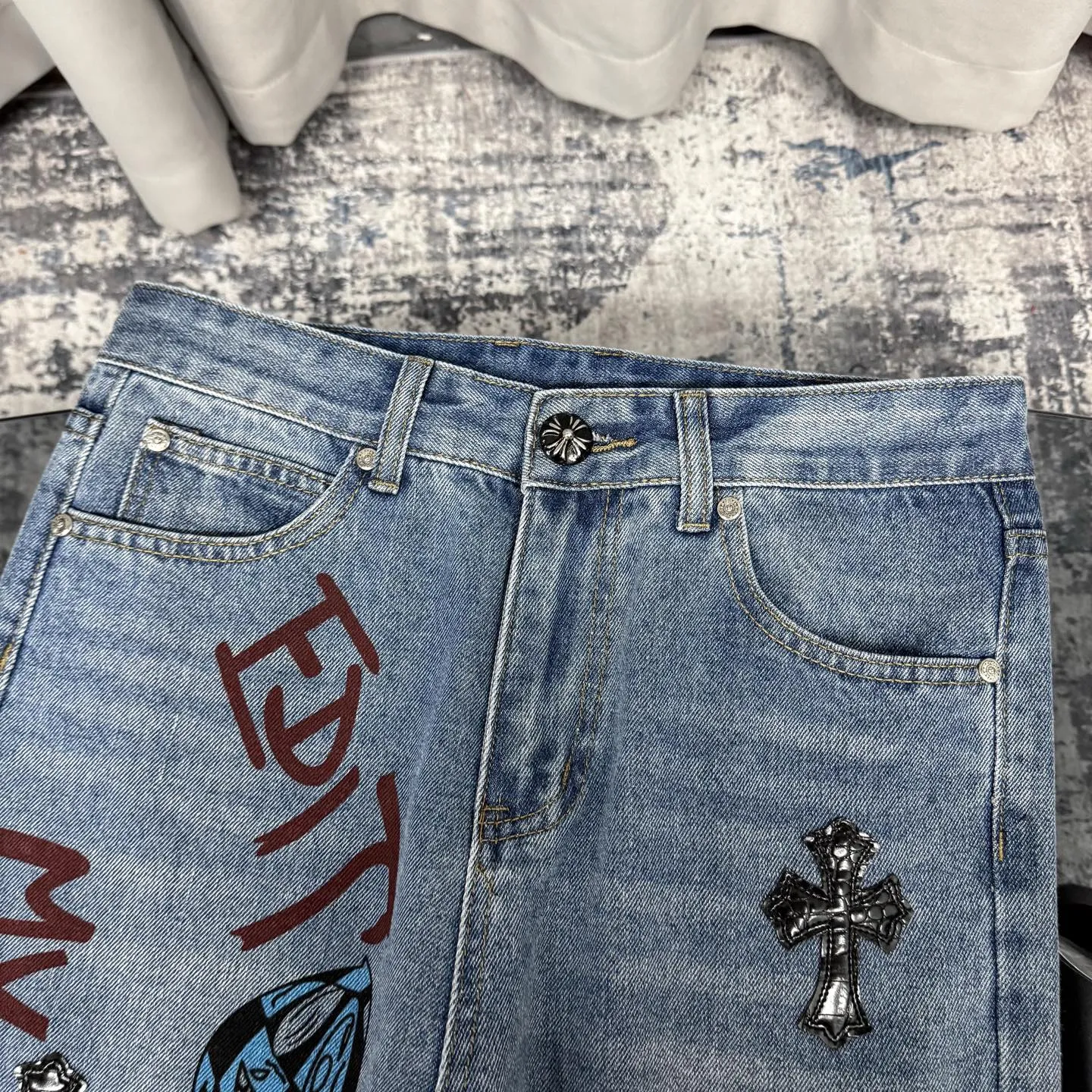 P240 Chrome hearts print stitching black leather classic washed jeans. Really restores the ultimate vintage texture. Three-dimensional version. Loose and comfortable, not picky on the figure. Looks taller and slimmer. Factory precision. Original factory quality control. Same style for men and women. Can be matched with couples. Versatile recommendation. Must-have jeans for all seasons. Fashionistas have been disappointed. From the quality selection of fabrics, the tailoring of details, and the matching of patterns, they are all impeccable! The upper body is so handsome when worn...it can be easily worn by men, women and children! The craftsmanship is made of heavy-duty washed pure cotton denim fabric. After washing, it is soft and thick. It is very stylish when worn on the body. Color: blue Size: 28 30 32 34 36